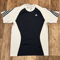 Adidas Climacool Tennis Crew Neck Shirt Sizes Available: Medium, Large And Xl Color: Navy White Condition: New With Tags Measurements Medium Pit To Pit: 22 In Length: 29 In Large Pit To Pit: 23.5 In Length: 31 In Extra Large Pit To Pit: 24.5in Length: 31 In Ig Poses, Pants Outfit Men, Adidas Climacool, Mens Athletic Wear, Men Stylish Dress, Fits Clothes, Black And White Shirt, Black Graphic Tees, Dri Fit Shirt