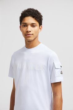 This cotton jersey t-shirt features an oversized logo print. A subtle reference to iconic outerwear styles, the crew neck features a pocket on the sleeve. Crew Neck Tops With Side Pockets For Streetwear, Sporty Crew Neck T-shirt With Pockets, Sporty Crew Neck Top With Side Pockets, Modern Cotton Tops With Side Pockets, White Crew Neck Top With Side Pockets, White Tops With Side Pockets For Streetwear, Latest T Shirt, T-shirt Polos, Oversized Tshirt