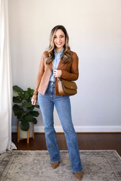 Petite Fashion Archives - Pumps & Push Ups Flare Jeans Winter, Jeans Pumps, Sleeveless Chambray, Jeans Winter, Outfits Con Jeans