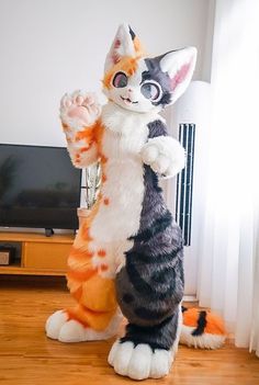 ya tengo más o menos las patas de las manos 😁 Calico Cat Fursona, Calico Cat Fursuit, Fursuits Cute, Kemono Fursuit Ideas, Kemono Cat Fursuit, Fur Suit Ideas, Kimono Fursuits, Cat Fursona Ref Sheet, Sheep Fursuit