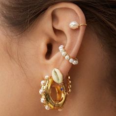 Meet out Lilly Huggies! Come in two styles: The Lg, Single Pearl and the Mini Water PearlsAdding these feminine ear cuffs are perfect to wear for everyday and add an elegant touch to your daily outfits.  This delicate ear cuff is perfect to wear alone or stack them with your other earrings. Hypo-allergenic, lightweight, and minimalist.Check out our store for more stylish accessories! Tatoo Ring, Minimalist Ear Cuff, Crystal Ear Cuff, Pearl Cuff, Ear Cuff Earings, Pearl Hoop Earrings, Stylish Earring, Ear Cuffs, Small Earrings