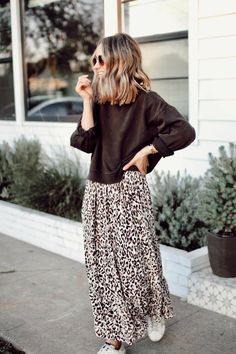 Trendy Mom Outfits, Look Boho Chic, Home Wear Women, Leopard Print Skirt, Trendy Mom, Skirt And Sneakers, Leopard Dress, Home Wear, Summer Clothing