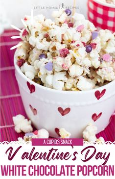 White Chocolate Valentine's Day Popcorn Valentines Popcorn, Valentines Day Popcorn, Marshmallow Popcorn, Valentines Treats, Valentines Snacks, Popcorn Treats, Valentine Recipes, Valentinstag Party, Valentine Desserts