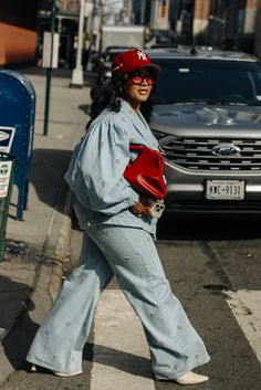 Street Style Shots: New York Fashion Week Day 4 Urban Female Outfits, New York Fashion Black Women, Teacher Street Style, New York Jeans Outfit, Casual Relaxed Outfits Women, Plus Size Fashion Week Street Style, Streetwear Fashion 2024, Street Style Denim Skirt, New York Fashion Week Outfits 2024