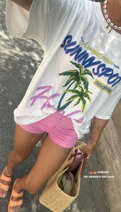 Graphic Tee And Shorts Outfit, Spring Graphic Tee For Beach, Beach Graphic Tee With Print, Aura Clothing, Summer Tropical Print Graphic Tee, Spring Tropical Print Graphic Tee, Summer Tropical T-shirt With Graphic Print, Kate Moss Street Style, Color Outfits