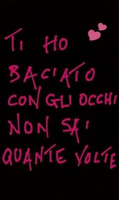 pink graffiti written on the side of a black wall with writing underneath it that says, ti ho baciato con gli schi non sa quane voie