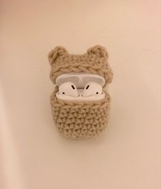 a crocheted cell phone case with glasses in it