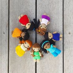 crochet dolls arranged in a circle with text overlay that reads, crochet dress up dolls free patterns