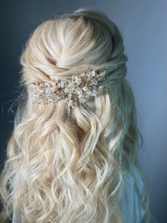 Beautiful Bridal Hair Accessory, comes in  Gold and is the perfect touch to add sparkle to any hair do. Hair Styles For Birthday Party, Clip Wedding Hair, Red Hair Trends, Floral Bridal Hair, Medieval Hairstyles, Wedding Hair Clip, Wedding Hair Up, White Blonde Hair