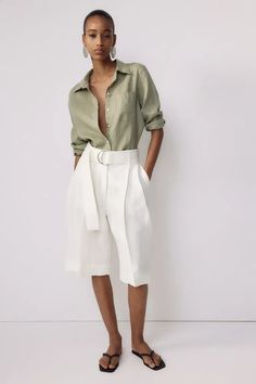 Linen Shirt - Long sleeve - Regular length - Light khaki green - Ladies | H&M US 2 Khaki Shorts Outfit, All Brown Outfit, Look Bermuda, Best Chinos, Fashion Travel Outfit, Boho Fashion Summer, Brown Outfit, Shorts Outfit