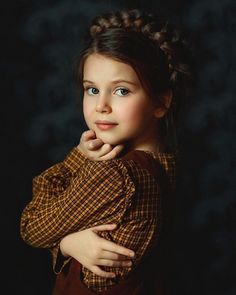 Kids Portrait Studio, Studio Photoshoot Ideas, Headshot Poses, Children Photography Poses, Old Portraits, Photographie Portrait Inspiration, S Photo, Childrens Photography, Russia City