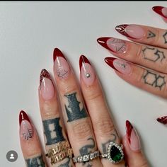 French Tip Spooky Nails, Halloween Nails Charms, Halloween Nails Spiders, October Almond Nails Ideas, Vampy Nails Almond, Goth Nails Almond, Goth French Tip Nails, Uñas Halloween Aesthetic, Red Goth Nails