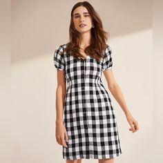 Cute Black&White Gingham Dress! New With Tag! Size 2p Or Small Measurements (Approximate) Laying Flat Bust 32.5” Sleeve 28.75” Waist 26” Hip 35.5” Flower Print Midi Dress, Flared Dress, Sleeveless Floral Dress, Gingham Dress, Wrap Dress Floral, White Midi Dress, Loft Dresses, Black & White, Petite Dresses