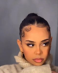 Sleek bun with middle part on natural hair baby hair swoop Curly Hairstyles Natural Curls, Curly Hairstyles Natural, Middle Hair, Sleek Ponytail Hairstyles, Short Hair Bun, Sleek Bun, Short Braids, Healthy Hair Tips, Hot Hair Styles