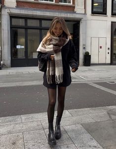 Fall Boots 2023, Trenchcoat Outfits, Barcelona Winter, Stile Blair Waldorf, New York Outfits, Fest Outfits