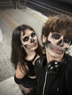 Skeleton Couple Costume, Skull Face Paint, Horror Halloween Costumes, Me And Who, Skeleton Makeup, Halloween Makeup Pretty, Duo Halloween Costumes