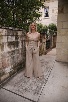 Relaxed bustier made in linen with sartorial reminiscence. A soft and basic item to refresh your summer look. Paired with the Bonpland Dominique Pants Tan. Composition: 100% Linen. Linen Bustier Top, Ag Jeans, End Of Season Sale, Eileen Fisher, Summer Look, Short Jumpsuit, Ulla Johnson, Denim Pant, Shapewear