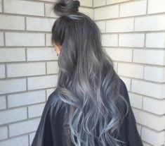 cheveux bleu gris très longs coloration balayage superbe Highlights Grey, Grey Ombre Hair, Grey Hair Dye, Dyed Hair Pastel, Blue Ombre Hair, Covering Gray Hair, Blue Highlights, Grey Ombre, Pinterest Hair