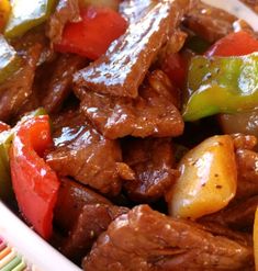 A super easy dinner recipe with Asian flare made from stir-fried beef, fresh bell peppers and onions served over rice. Beef Recepies, Sauteed Steak, South Your Mouth, Eating Better, Tasty Meals, Brown Gravy, Pot Luck