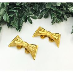 Features: * Unique Shoe clips * Textured gold tones * Bow shape * Item# U23006 Size: 1.75 width Condition: Pre-Owned Good Gently Loved...  Thank you for visiting our shop! Gold Elegant Shoe Clips, Bow Shoes, Bow Design, Unique Shoes, Shoe Clips, Gold Texture, Vintage Shoes, Brooch Pin, Clothing And Shoes