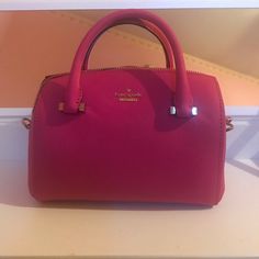 A Few Minor Scratches . Light Patches That Are Missing A Bit Of Color. When Worn It Is Not Noticeable Red Crossbody Bag, Pink Cross, Red Crossbody, Bags Kate Spade, Pink Crossbody Bag, Black Crossbody Purse, Kate Spade Purse, Leather Bucket Bag, Givency Antigona Bag