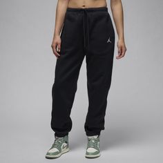 Sweats for every day of the week? Yeah, we got 'em. Smooth on the outside and brushed soft on the inside, our midweight fleece gives you all the cozy feels with a roomy, relaxed look. An elastic waistband with drawcord makes finding your perfect fit a cinch. Black Trousers Women, Women Lifestyle, Fleece Pants, Day Of The Week, Pocket Bag, Pants Black, Nike Jordan, Active Wear For Women, Trousers Women