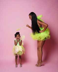 Mom And Daughter Halloween Costumes, Mom And Daughter Halloween, Baby Disney Princess, Mother Daughter Halloween Costumes, Cute Couple Halloween, Halloween Costumes Cute, Mommy Daughter Photoshoot, Mommy Daughter Pictures