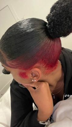 Skunk Hair On Black Women, Red Hair Black Women Natural, Stunk Strip Hairstyles, Red Natural Hair Black Women, Hair Dye Ideas Black Women, Dyed Edges, Peekaboo Hair Colors, Hair Stripes, Mixed Curly Hair