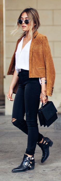 Giggles & Dimples Camel Suede Jacket White V-neck Top Black Ripped Skinnies Black Buckled Boots Black Ripped Jeans, Fashion Boho, Inspired Outfits, Mode Inspiration, Street Style Outfit