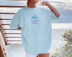 Please read description before purchasing. 100% cotton. Super cute and comfy ocean wave t-shirt. 🌊 Printed with water-based ink. We have lots of other cute ocean life designs available. Just check out our store. Please note, for an oversized look, we suggest to size up 1-3 sizes depending on how oversized you would like it. These shirts run like standard unisex tees. Please see size chart. We are hooked on the soft vintage feel of Comfort Colors brand shirts and we know you will be too. Big Little Sorority Shirts, Vsco Shirts, Adrette Outfits, La Shirt, Los Angeles Shirt, Big Little Shirts, California Shirt, Funny Pun, Sorority Shirts