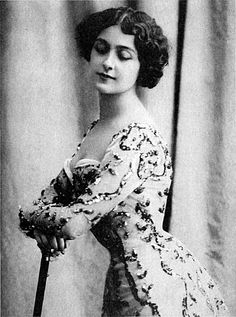 LinaCavalieri Born 1874 was an Italian operatic soprano and diseuse known for her grace and beauty. she was part of the tightlacing tradition that saw women use corsetry to create an "hour-glass" figure Lina Cavalieri, First Ladies, Old Photography, Images Vintage, Opera Singers, Vintage Portraits, Vintage Girls, Vintage Photographs