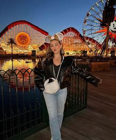 15 Disneyland Outfit Ideas for Moms: Stylish and Comfortable Tips Mommy And Me Disney Outfits, Disney Couple Outfits, Mommy And Me Disney, Disney Outfits Women Summer, Disney Outfits Winter, Disney Winter Outfits, Disney Outfits Summer, Disneyland Outfit Winter, Outfits Disneyland