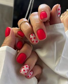 20 adorable short Valentine's Day nail ideas to spread the love this season. Get ready to screenshot your way to romantic mani magic. Vday Nails, Heart Nail Designs, February Nails, Heart Nail, Nail Designs Valentines, Valentine Nails, Classy Acrylic Nails, Season Of Love, Manicure Nails