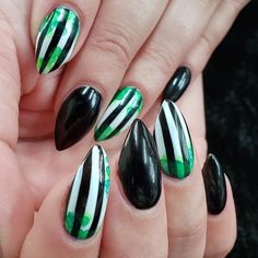 Diy Vintage Crafts, Beetlejuice Nails Acrylic, Halloween Pedicure Ideas, Beetlejuice Diy, Halloween Pedicure, Beetlejuice Nails, Holloween Nails, Chic Manicure, Pedicure Ideas