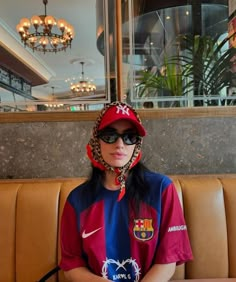 Football Shirt Outfit, Soccer Jersey Outfit, Football Shirt Women, Outfit Jersey, Jersey Streetwear, Streetwear Fashion Outfits, Casual Sporty Outfits, Barcelona Home, Football Jersey Outfit