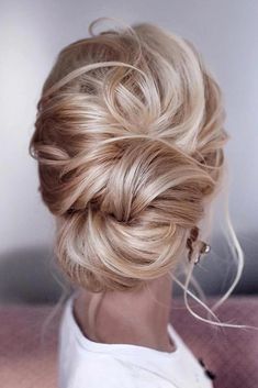 If you want to get to know the most flattering ideas on how to put your hair in a bun, you should read this post till the end. Here you will find a lot of useful tips, tricks, and tutorials that will teach you to do updos like a pro! Check out these hairdos and find the best for you! Messy Low Bun, Beach Waves Hair Tutorial, Hair In A Bun, French Twist Updo, Bridal Hair Updo, Pinterest Hair, Wedding Hair Inspiration, Low Bun, Drop Dead