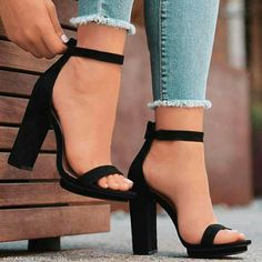 Vai ser a continuação do outro livro pq lá já atingiu o máximo de cap… #feminina # Feminina # amreading # books # wattpad Kasut Pengantin, Shoes Heels Prom, Heel Sandals Outfit, High Heels Outfit, High Heels Classy, Fashion Shoes Heels, Shoes Heels Classy