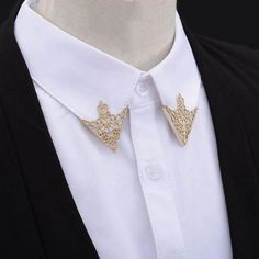 Metalwork triangle collar pins. Place the brooch on the edge of the shirt collar. window.adminAccountId=202815963; Shirt Collar Pins, Collar Brooch, Pin Man, Uniform Accessories, Crown Pattern, Collar Clips, Collar Pin, Collar Pins, Vintage Gothic