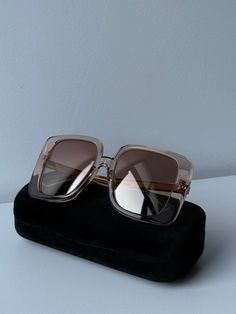 Dale un toque de lujo a tu look con las gafas de sol cuadradas extragrandes Gucci GG1314S. Elaboradas con lentes espejados color champán, estas gafas de sol ofrecen un llamativo marco de color rosa champán con detalles dorados, lo que las convierte en un accesorio ideal para una fashionista. El diseño liviano garantiza la máxima comodidad y estilo, perfecto para un día soleado. 




 Gafas de sol Gucci GG1314S 005.

 Forma cuadrada de gran tamaño.
 Protección 100% UVA y UVB.
 Tamaño de ojos de 55 mm. Tamaño del puente de 19 mm. Tamaño de patillas de 140 mm.
 Hecho en Italia.
 Viene con un estuche rígido de terciopelo en tonos joya de Gucci, una bolsa de satén, un paño de limpieza y tarjetas.
 100% auténtico y sin uso. Gucci Gold Sunglasses For Summer, Gucci Gold Sunglasses With Gradient Lenses, Gucci Sunglasses With Gradient Lenses For Summer, Gucci Polarized Sunglasses For Summer, Gucci Gradient Sunglasses For Summer, Chic Gold Gucci Sunglasses, Gucci Gold Sunglasses With Uv Protection, Gucci Cat Eye Sunglasses With Polarized Lenses For Summer, Gucci Sunglasses With Uva Protection For Summer