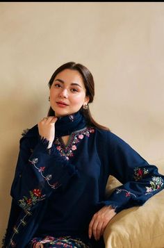 Pakistani Suits Hania Amir, Kashmiri Wedding Dress, Pakistani Winter Suits Design For Women, Winter Indian Outfits For Women, Blue Suits Women Indian, Zara Shahjahan Casual, Kashmiri Embroidery Designs, Kashmiri Embroidery Suits, Kashmiri Kurta