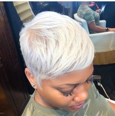 Short Bleached Hair, Short Blonde Pixie, Chic Short Hair, Grey Hair Inspiration