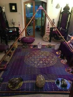 From FB pentacle & pentagrams Would sooooo love to make space like this!! Copper Pyramid, Reiki Room, Yoga Studio Design, Healing Room, Meditation Rooms, Zen Room, Zen Space