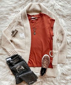 Cultured Cloths on Instagram: "Cozy vibes to start out your week!! 🍂We have all the Fall layers your closet needs! #monday #cozy #shop" Stitch Fix Fall 2024, Autumn Aesthetic Cozy Outfit, Fall Outfit Ideas For Women, Fall Church Outfits Women, Everyday Outfits Fall, Comfy Jeans Outfit, Business Casual Outfits For Work, Trendy Fall