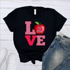 Black T-shirt With Heat Transfer Vinyl For School, Black Screen Print T-shirt For School, Black T-shirt With Screen Print For School, Apple Shirt, Pre K Teacher, 2nd Grade Teacher, Teacher Apple, Vinyl Shirts, Teacher Style