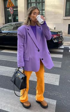 Street Style 2023, Blazer Street Style, Party Outfits Night, Purple Blazer, Color Blocking Outfits, Style 2023, Fresh Outfits, Advanced Style, Coat Design