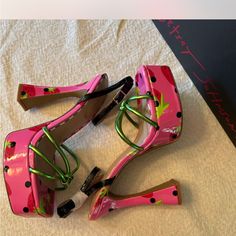 Super Cute And Sexy Betsy Johnson Strawberry Tiki Platform Heels With 5 Inch Heel And 2 Inch Platforms Size 8 Brand New In Box #Betsyjohnson #Platform #Strawberries Betsey Johnson Shoes, Betsy Johnson, 5 Inch Heels, Platform Heels, Women's Pumps, Betsey Johnson, Strawberries, Black Pink, Super Cute