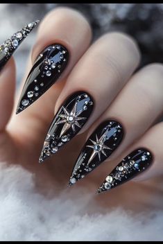 Black December Nails, Dark Christmas Nail Ideas, Christmas Nail Designs Stiletto, Punk Christmas Nails, Christmas Nails Grunge, Dark Xmas Nails, Stiletto Holiday Nails, Goth Xmas Nails, Witchy Christmas Nails