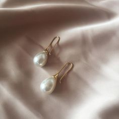 Waterdrop pearl simple personality earrings - Trendha Earring Stand, Bride Jewellery, Metal Earrings, Pearl Color, Glass Earrings, Water Drops, Pearl Drop Earrings, Pearl Drop, Jewelry Party