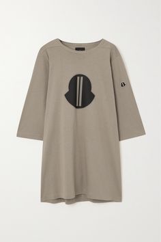 Rick Owens' collection with Moncler fuses the distinct design codes of each brand – the collaborative logo on this T-shirt sums it up. Made from cotton-jersey, it has a relaxed fit and extra long, slouchy sleeves. Wear yours with shorts or track pants. Mc Queen Sneakers, Rick Owens Women, Moncler Women, Latest T Shirt, Mr Porter, Rick Owens, Extra Long, Tshirt Logo, Track Pants