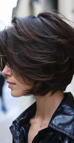 Unveil a fresh look with 32 layered bob haircuts that are defining this season's trends. Each style is crafted to enhance volume and frame your face beautifully. Very Short Bob Hairstyles, Cute Bob Hairstyles, Long Face Shapes, Short Dark Hair, Stylish Short Hair, 2015 Hairstyles, Biscuit Cake, Honey Hair